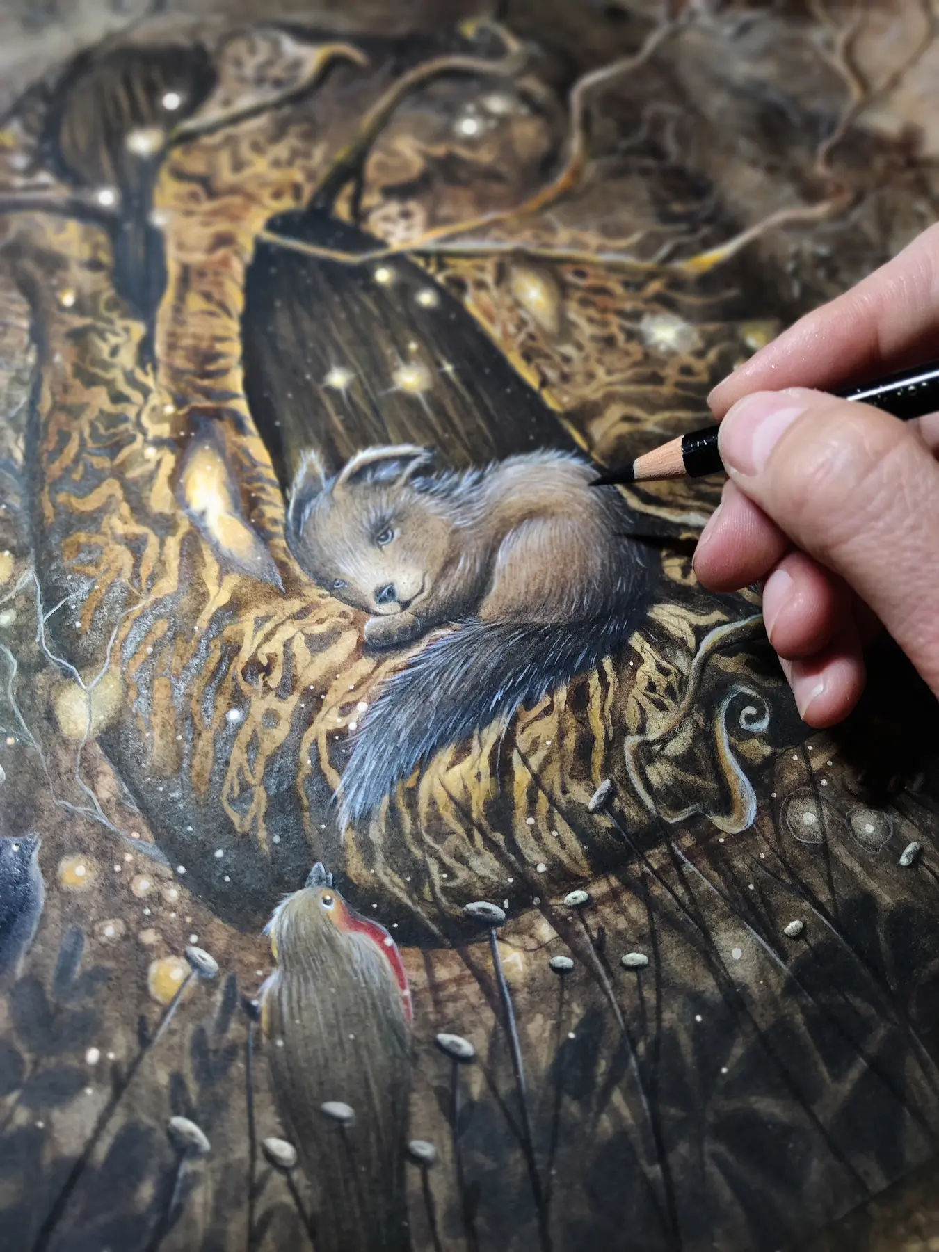 Dana tekent met de hand aan een sfeervolle bosillustratie